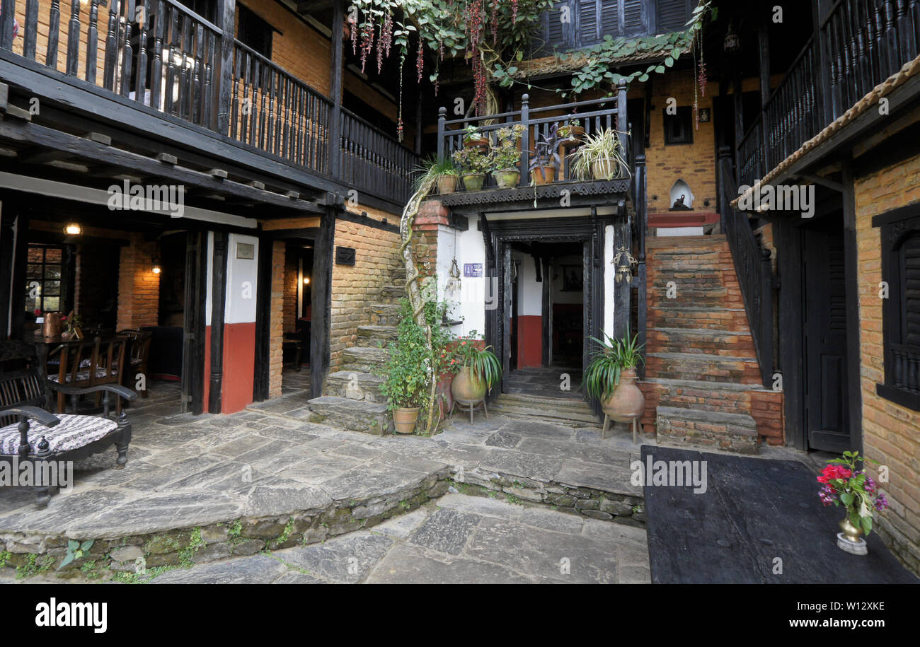 Innenhof des Alten Gasthaus in der historischen Newari Trading Post Stadt Bandipur, Tanahan Bezirk, Nepal Stockfoto