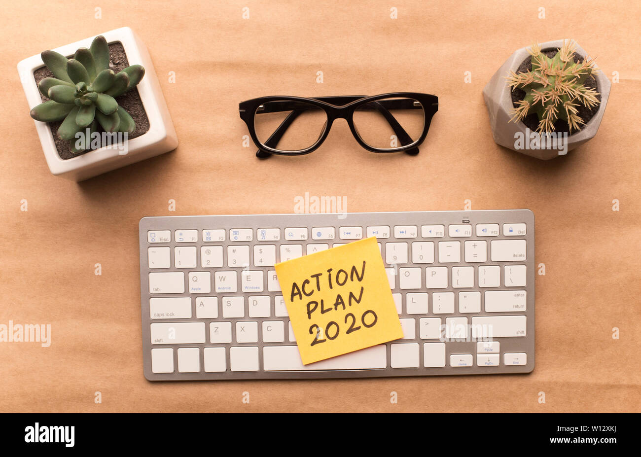Arbeitsplatz mit Tastatur und Gläser auf dem Papier Hintergrund Stockfoto