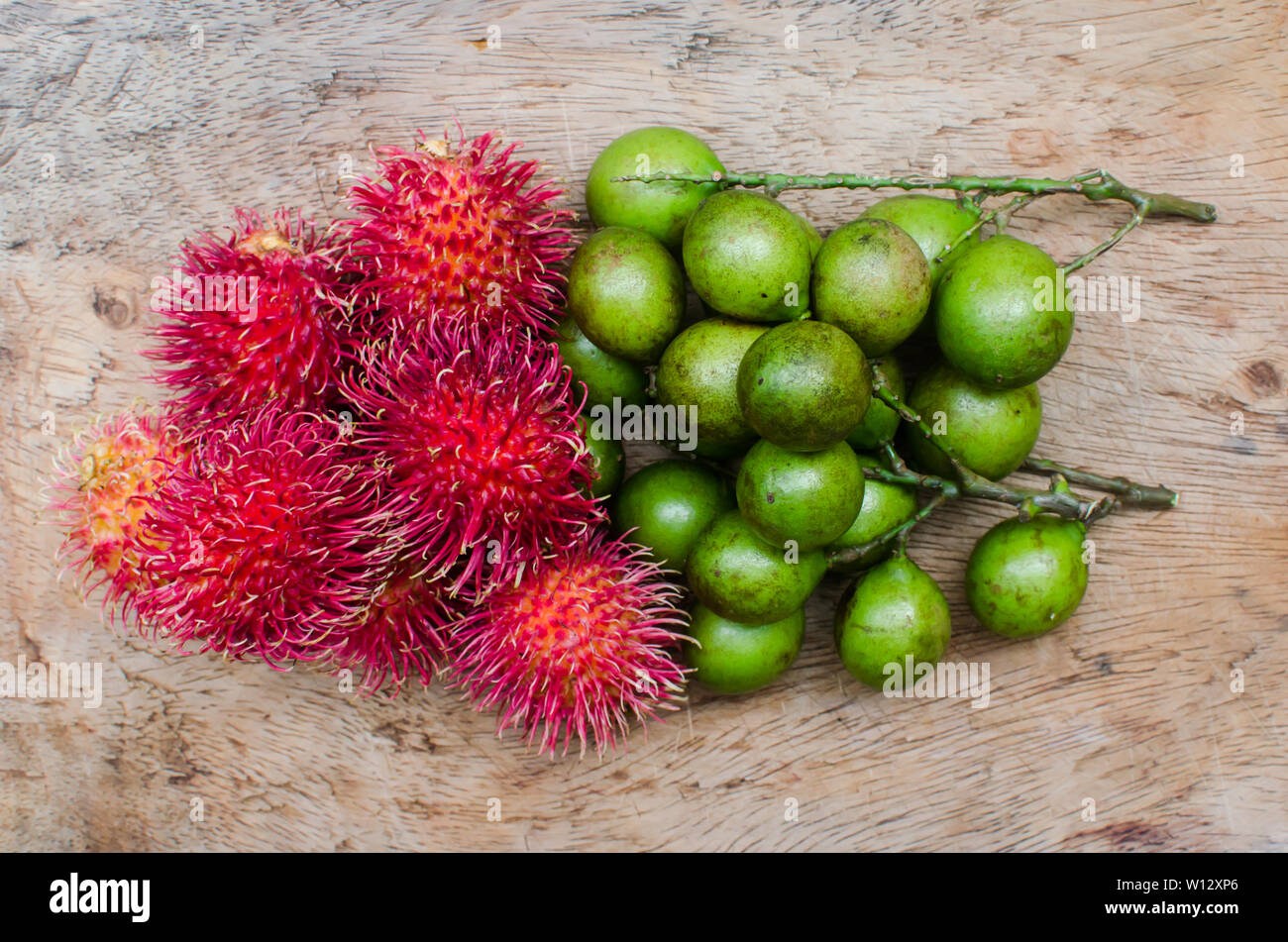 Früchte der Melicoccus bijugatus (grün) und Nephelium lappaceum Stockfoto