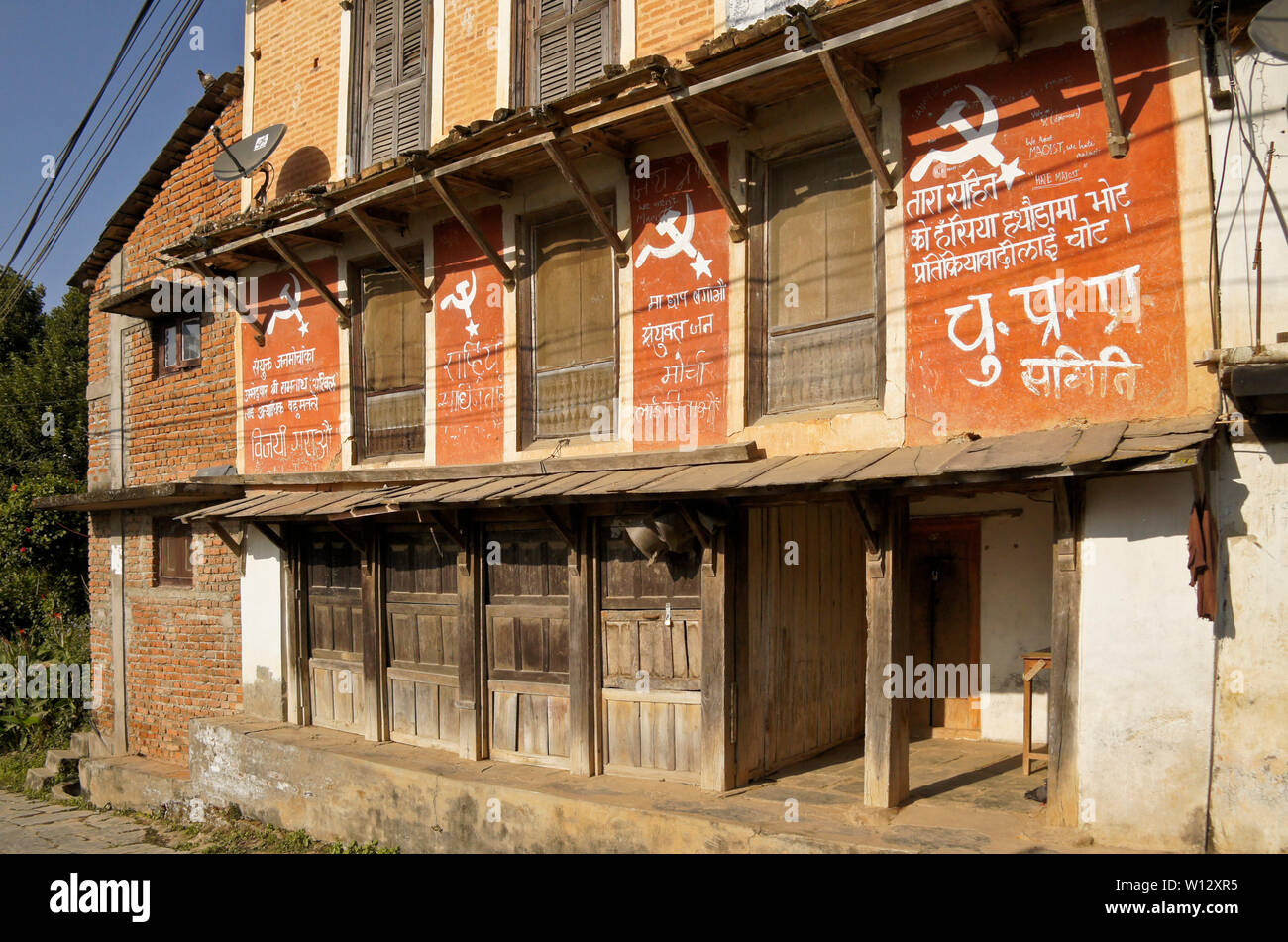 Altes Gebäude mit maoistischen Abzeichen gemalt, Nepali Skript, und Graffiti an historischen Newari Trading Post Stadt Bandipur, Tanahan Bezirk, Nepal Stockfoto