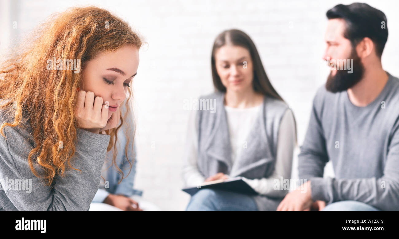 Deprimiert nachdenkliche Frau am rehab Gruppe Therapie sitzen Stockfoto