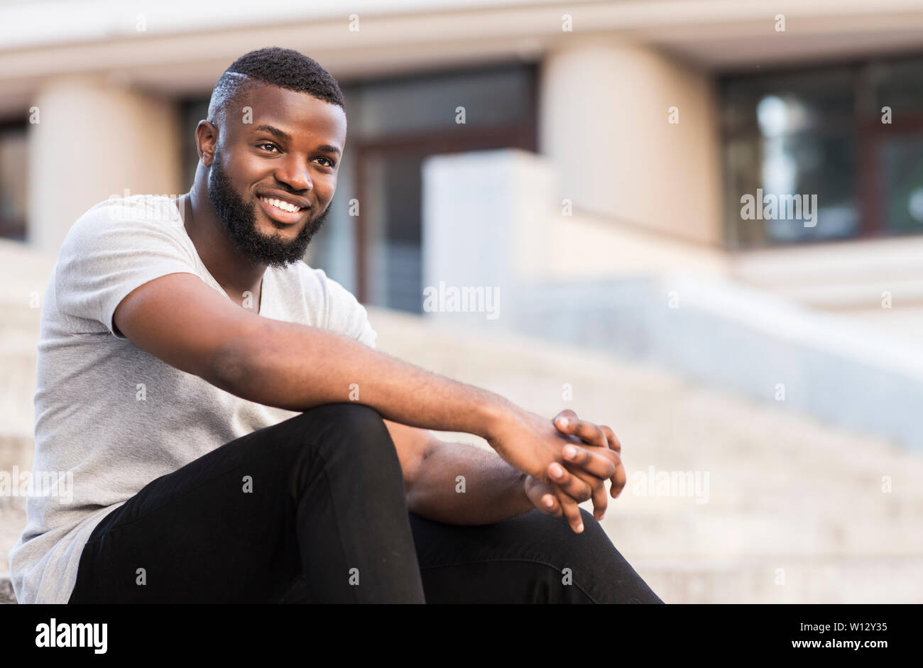 Portrait der afrikanischen Kerl student Warten für den Unterricht Stockfoto