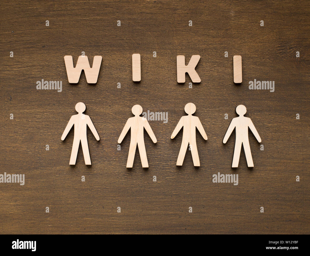 Holzfiguren der menschlichen mit grossen Buchstaben auf Braun Stockfoto