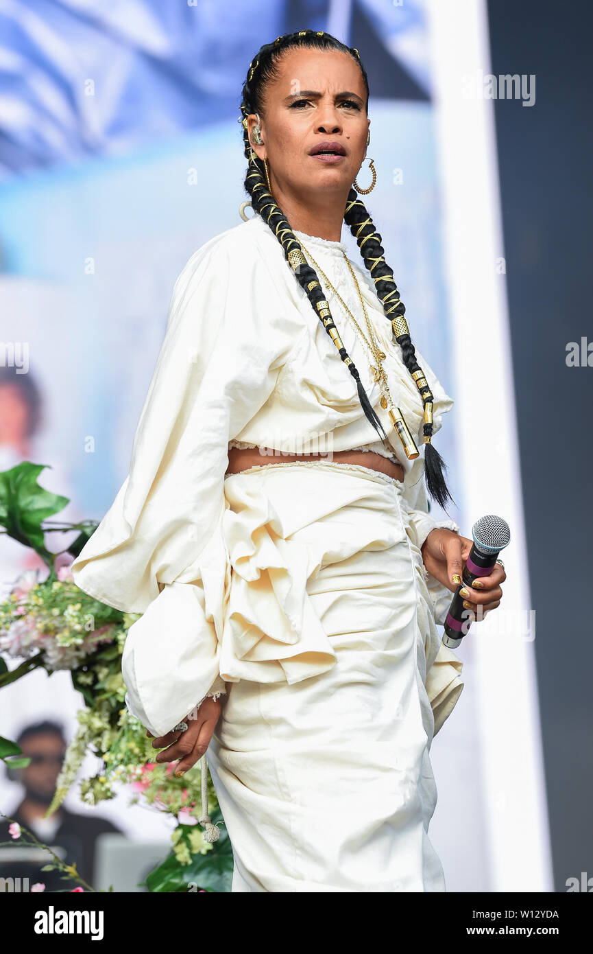 Glastonbury, Pilton, Somerset, UK. 29. Juni 2019. Neneh Cherry führt im Westen Holts Stadium an Glastonbury Festival am 29. Juni 2019. Credit: Weibliche Perspektive/Alamy leben Nachrichten Stockfoto