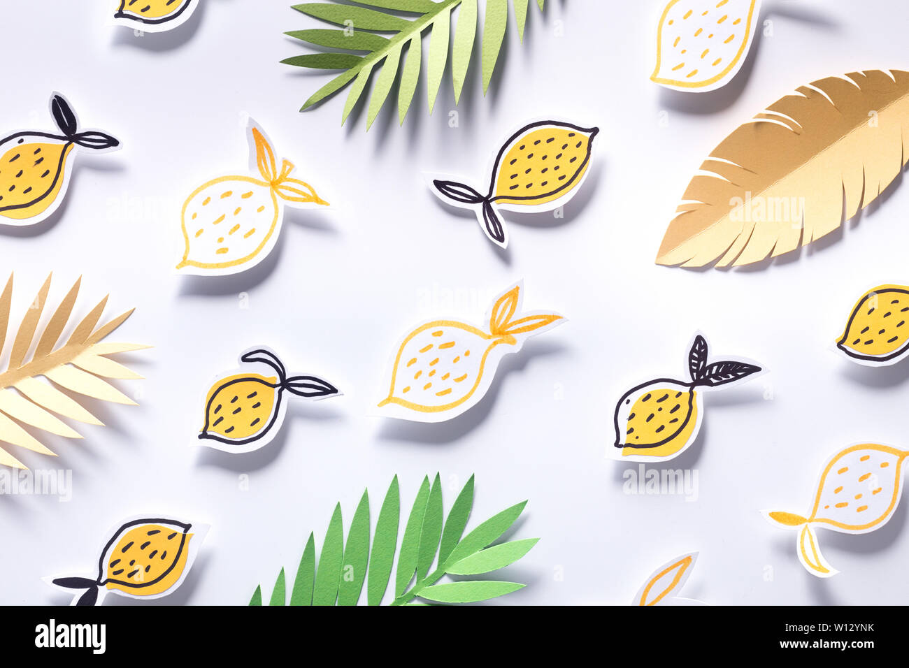 Kreative Sommer Hintergrund mit tropischen Konzept auf Weiß Stockfoto