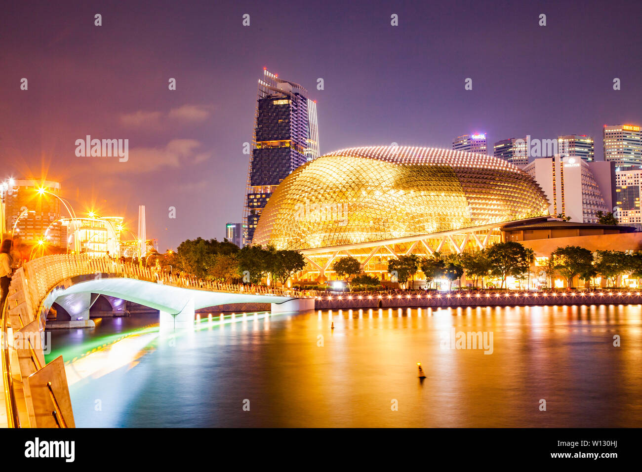 Singapur, Singapur - März 2019: Esplanade Bridge und Esplanade Theater an der Bucht. Singapur Stockfoto