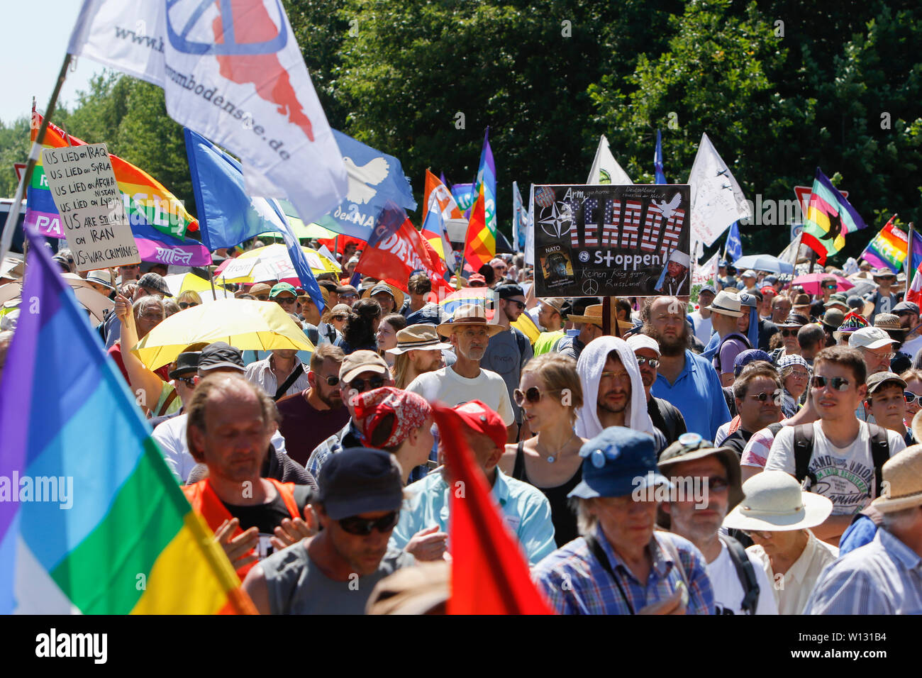 Ramstein, Deutschland. 29 Juni, 2019. Protestes hören die Schließen-Rallye. ein paar tausend Friedensaktivisten aus dem Stopp der Air Base Ramstein Kampagne protestierte außerhalb der US-Airbase in Ramstein. Der Protest war das Ende der diesjährigen Aktionswoche gegen die Airbase. Im Mittelpunkt der Veranstaltungen in diesem Jahr war die angebliche Beteiligung der Airbase in die drone Kriegsführung der US Air Force im Nahen Osten und in Afrika und Anruf Ramstein nicht für einen künftigen Krieg mit dem Iran. Quelle: Michael Debets/Pacific Press/Alamy leben Nachrichten Stockfoto