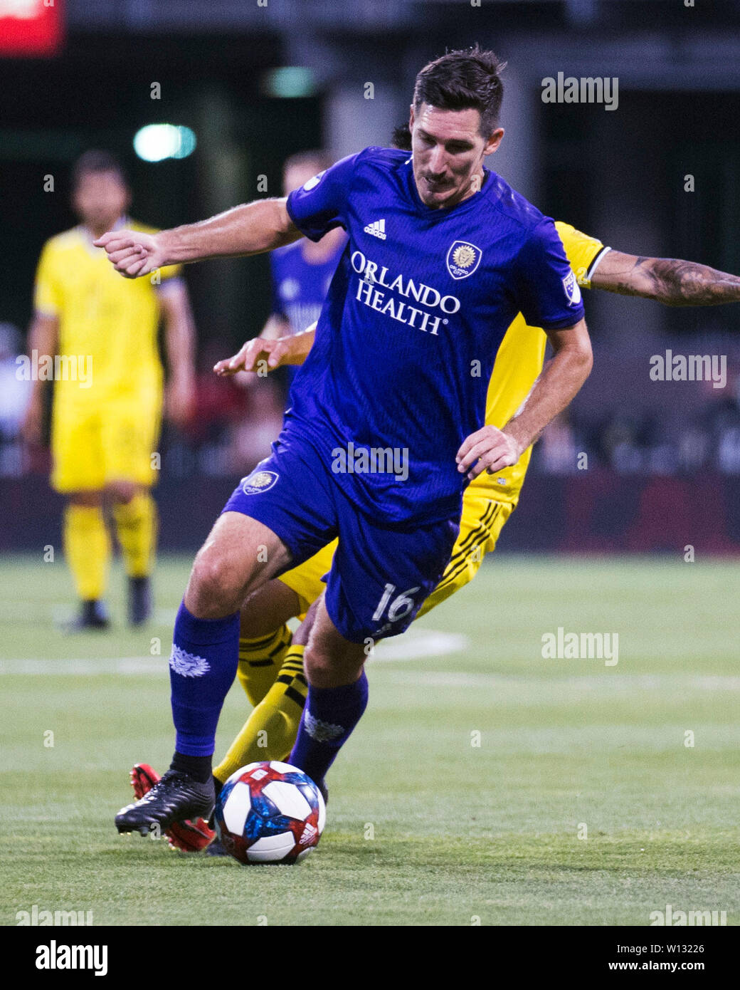 Juni 29, 2019: Orlando Stadt Mittelfeldspieler Sacha Kljestan (16) übernimmt den Ball gegen Columbus Crew SC in ihr Spiel in Columbus, Ohio, USA. Brent Clark/Alamy leben Nachrichten Stockfoto