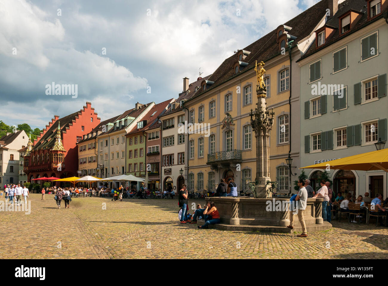 FREIBURG im Breisgau, Deutschland - Juni 15, 2019: Münsterplatz, dem Quadrat der Munster ist das Größte in Freiburg und die Website eines regulären Markt Sünde Stockfoto