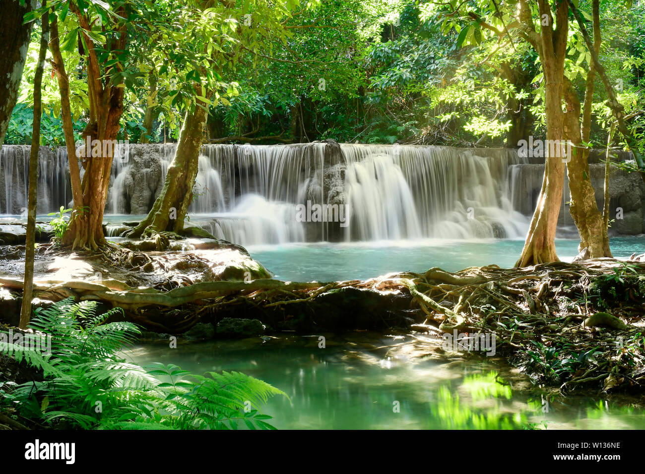 Landschaftlich schöne Wasserfall und grüne Blätter für erfrischende und entspannende Hintergrund der Huaymaekamin Wasserfall in Kanchanaburi, Thailand. Stockfoto