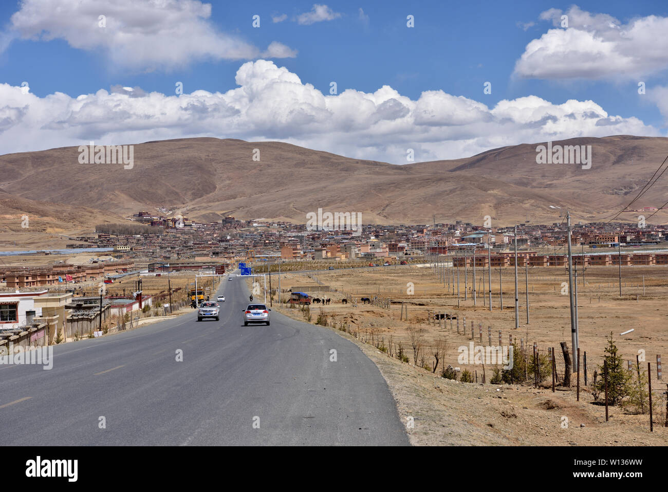 Im April 2019 auf sichuan-tibet Highway 318 National Highway, Litang County fotografiert. Stockfoto