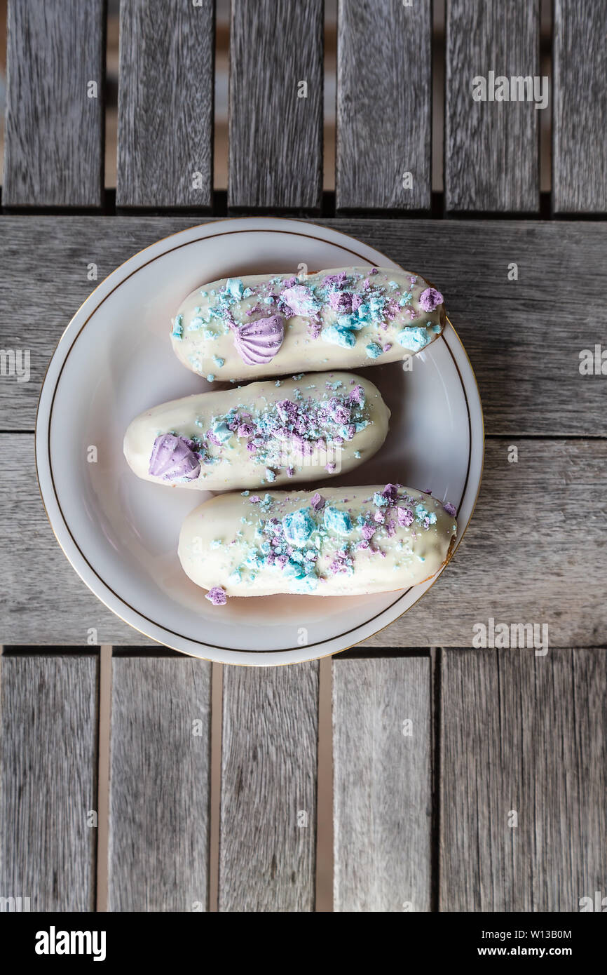 Traditionelle französische eclairs wird in der Regel in eine längliche Form mit einem Spritzbeutel geleitet Stockfoto