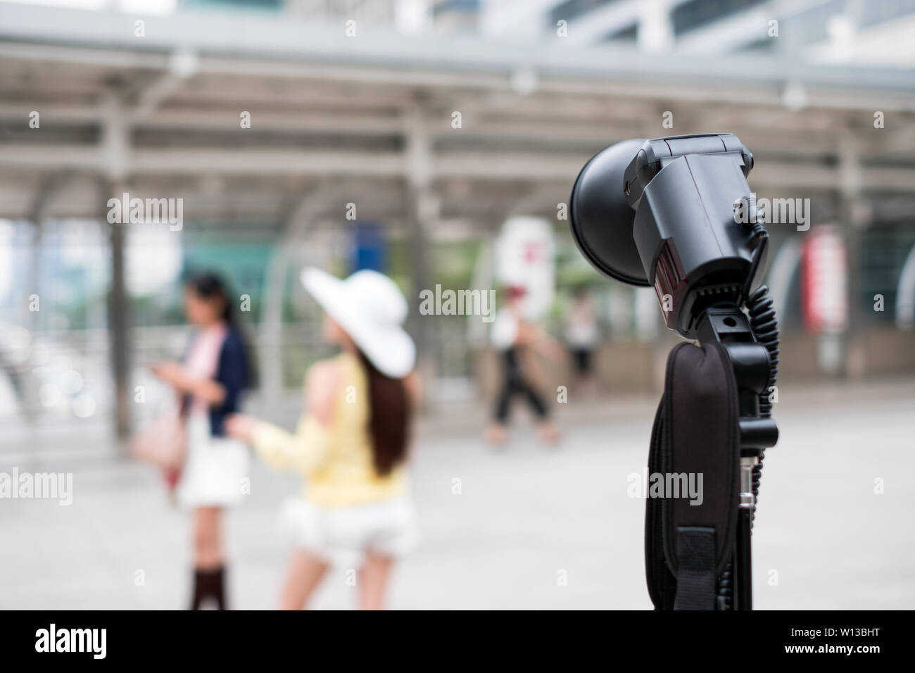 Schwarze Taschenlampe fotografischen mit unscharfen junge Frau Modell stellt in der Stadt Stockfoto