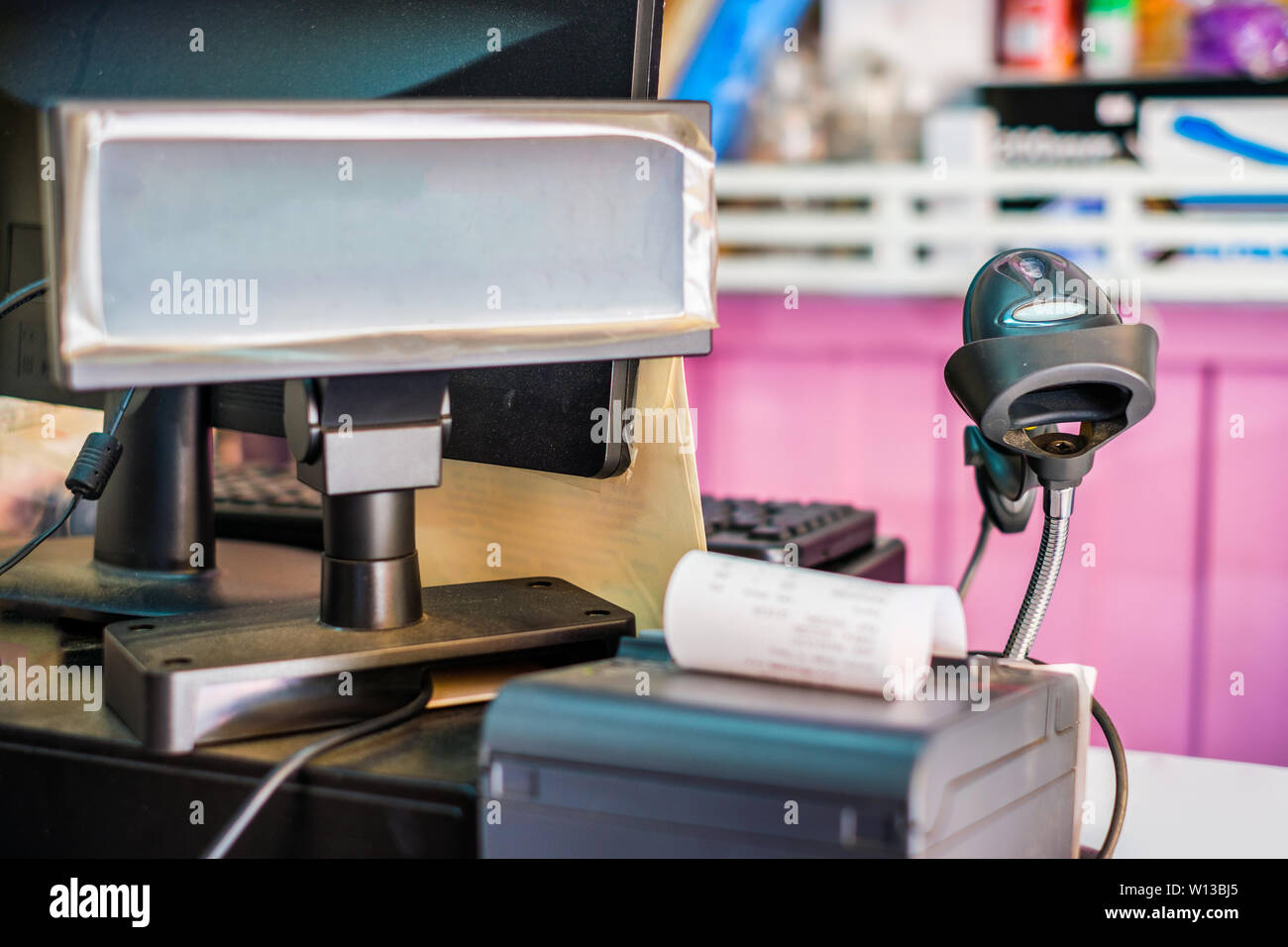 Counter Kassierer mit manueller Scanner Barcode und Preis label in Store Stockfoto