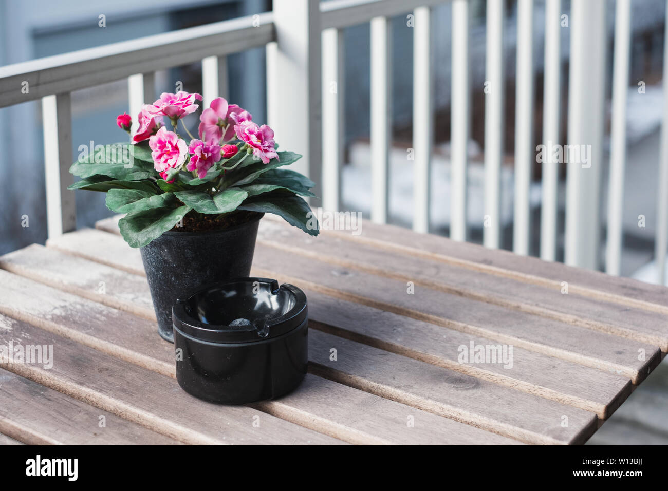 Blumentopf aschenbecher -Fotos und -Bildmaterial in hoher Auflösung – Alamy