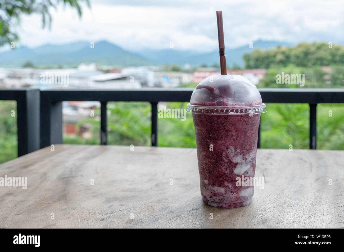 Heidelbeere Joghurt smoothie Blended in Glas auf Holz- Tabelle auf Terrassierten Stockfoto