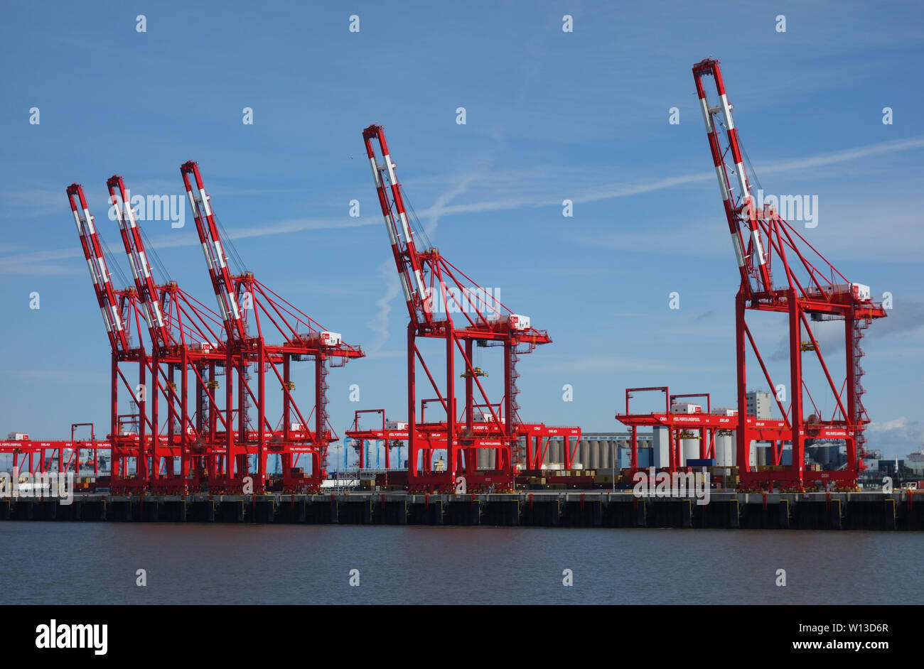 Die roten 'Mersey-Gateway' Portalkräne an der Liverpool 2, Seaforth Dock Container Terminal, Liverpool, Merseyside, England, UK. Stockfoto