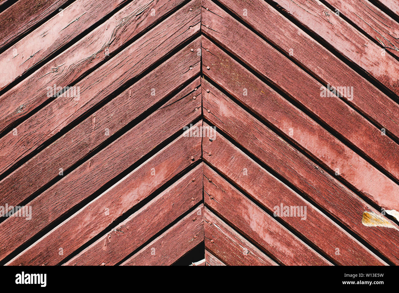 Rot, alte Holztüren mit abblätternde Farbe, abstrakten Hintergrund der Planken Stockfoto