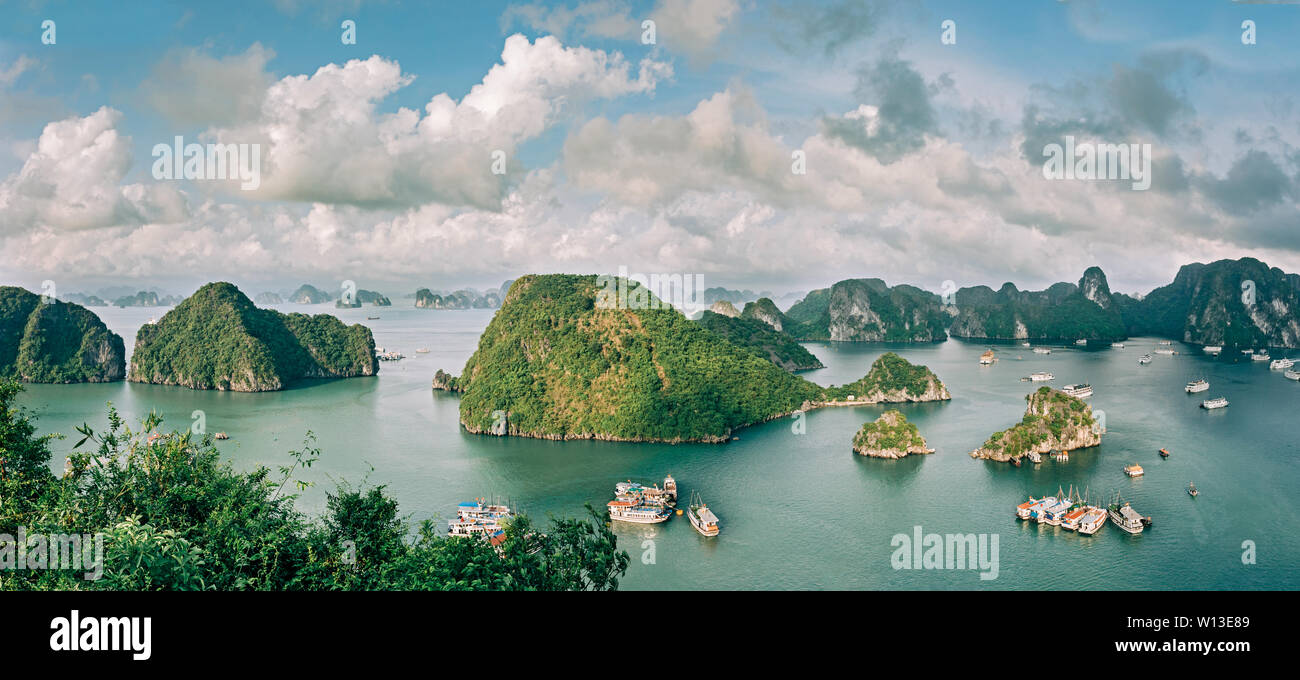 Ha Long Bay panorama Blick. Insel und Felsen im Meer mit Schiffen Kreuzfahrt um mit Touristen. Stockfoto