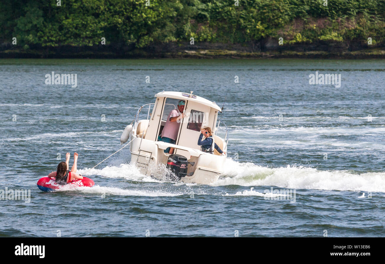 Kinsale, Cork, Irland. 29 Juni, 2019. An einem heißen Sommertag eine Familie Spaß mit einem Rohr auf den Fluss Bandon in Kinsale, Co Cork, Irland. Quelle: David Creedon/Alamy leben Nachrichten Stockfoto