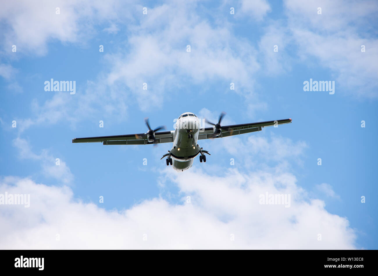 ATR-72 Aerei de Transporto Regionale ; EG-JRP Landung Flughafen Sofia SOF; Fahrwerk; Turboprop-flugzeuge Landung am Flughafen Sofia Stockfoto