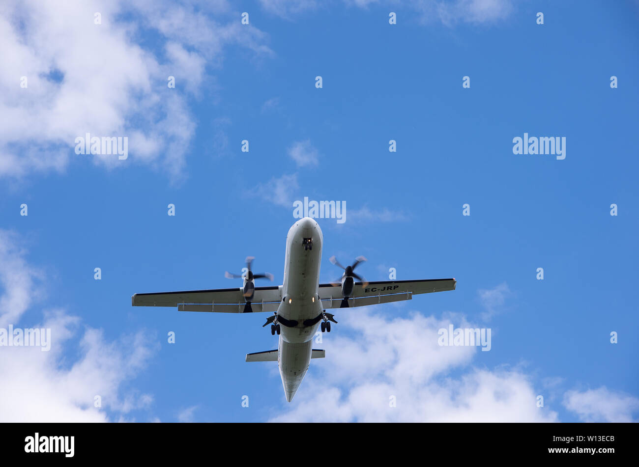ATR-72 Aerei de Transporto Regionale ; EG-JRP Landung Flughafen Sofia SOF; Fahrwerk; Turboprop-flugzeuge Landung am Flughafen Sofia Stockfoto
