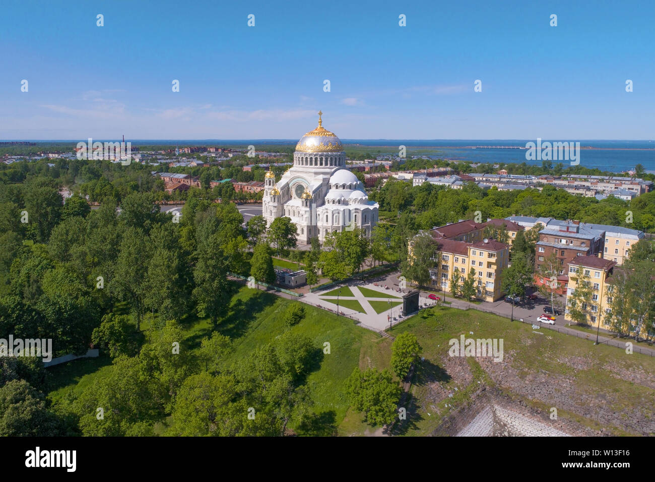 Blick auf die St. Nikolaus Marine Kathedrale an einem sonnigen Juni Tag (Filmen aus einem quadcopter). Kronstadt, Russland Stockfoto