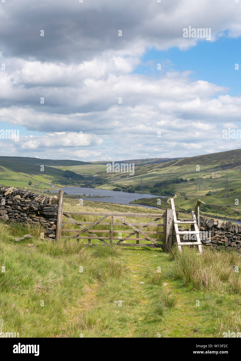 Blick über fünf bar Gate und Holm in Richtung Woodhead Reservoir, aus Crowden, Derbyshire, England, Großbritannien Stockfoto