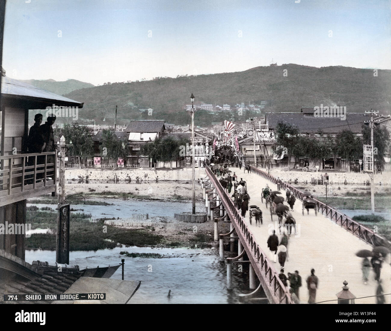 [1890s Japan - Kyoto Shijo Ohashi Brücke,] - ein Blick auf Shijo Ohashi (Shijo Große Brücke), eine der wichtigsten Brücken von Kyoto auf dem Fluss Kamogawa. 19 Vintage albumen Foto. Stockfoto