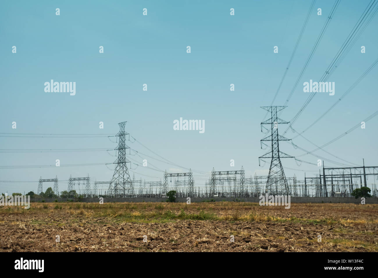 Kraftübertragung, Elektrische Stromleitungen und Kraftwerke Hintergrund. Stockfoto