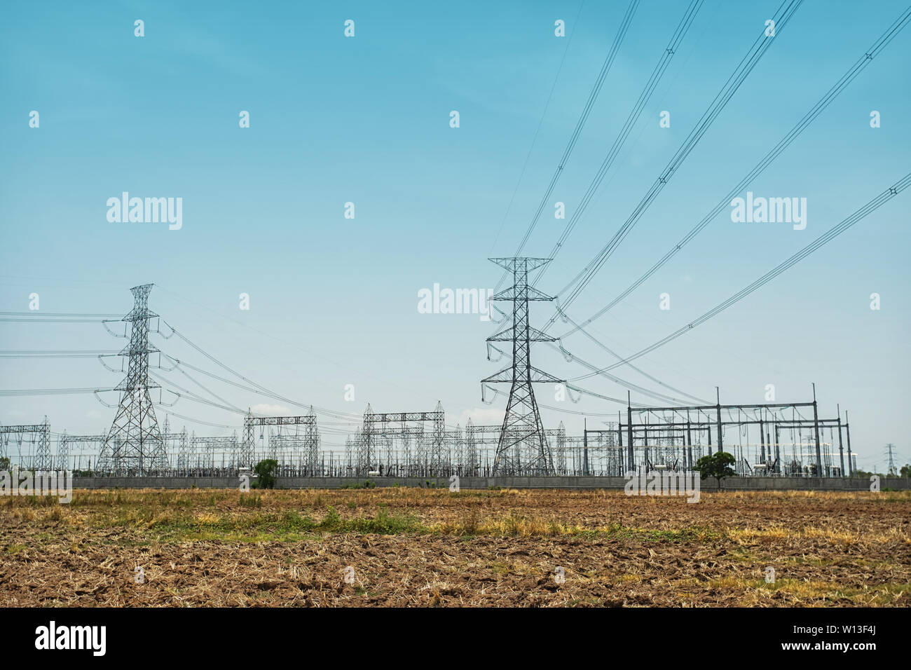 Kraftübertragung, Elektrische Stromleitungen und Kraftwerke Hintergrund. Stockfoto