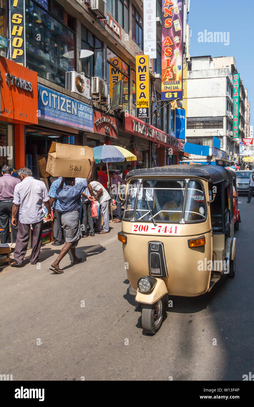 Colombo. Sri Lanka - 21. Dezember 2016: Ein tuk tuk macht seinen Weg nach unten eine Straße in der pettah Bezirk. Dies ist das wichtigste Geschäftsviertel. Stockfoto