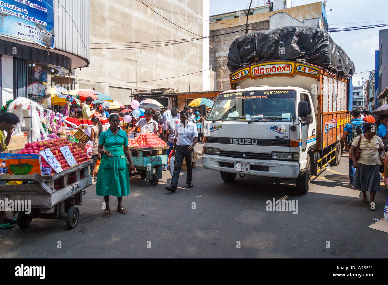 Colombo. Sri Lanka - 21. Dezember 2016: Ein voll beladener Lkw macht seinen Weg nach unten eine Straße in der pettah Bezirk. Dies ist das wichtigste Geschäftsviertel. Stockfoto