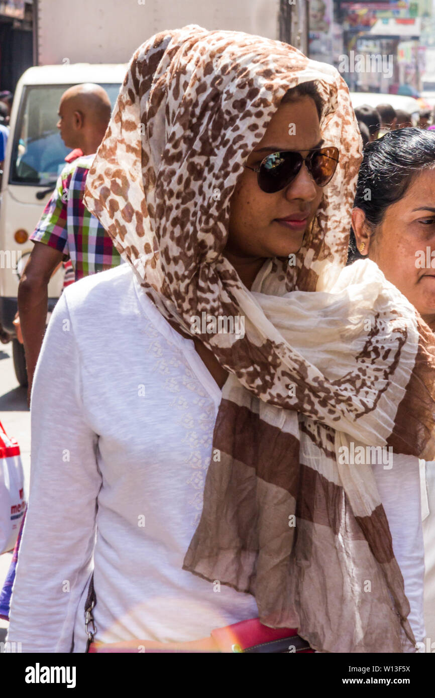 Colombo. Sri Lanka - 21. Dezember 2016: Sri Lankan Frau mit Kopftuch Einkaufen in den Pettah Bezirk. Dies ist das wichtigste Geschäftsviertel. Stockfoto