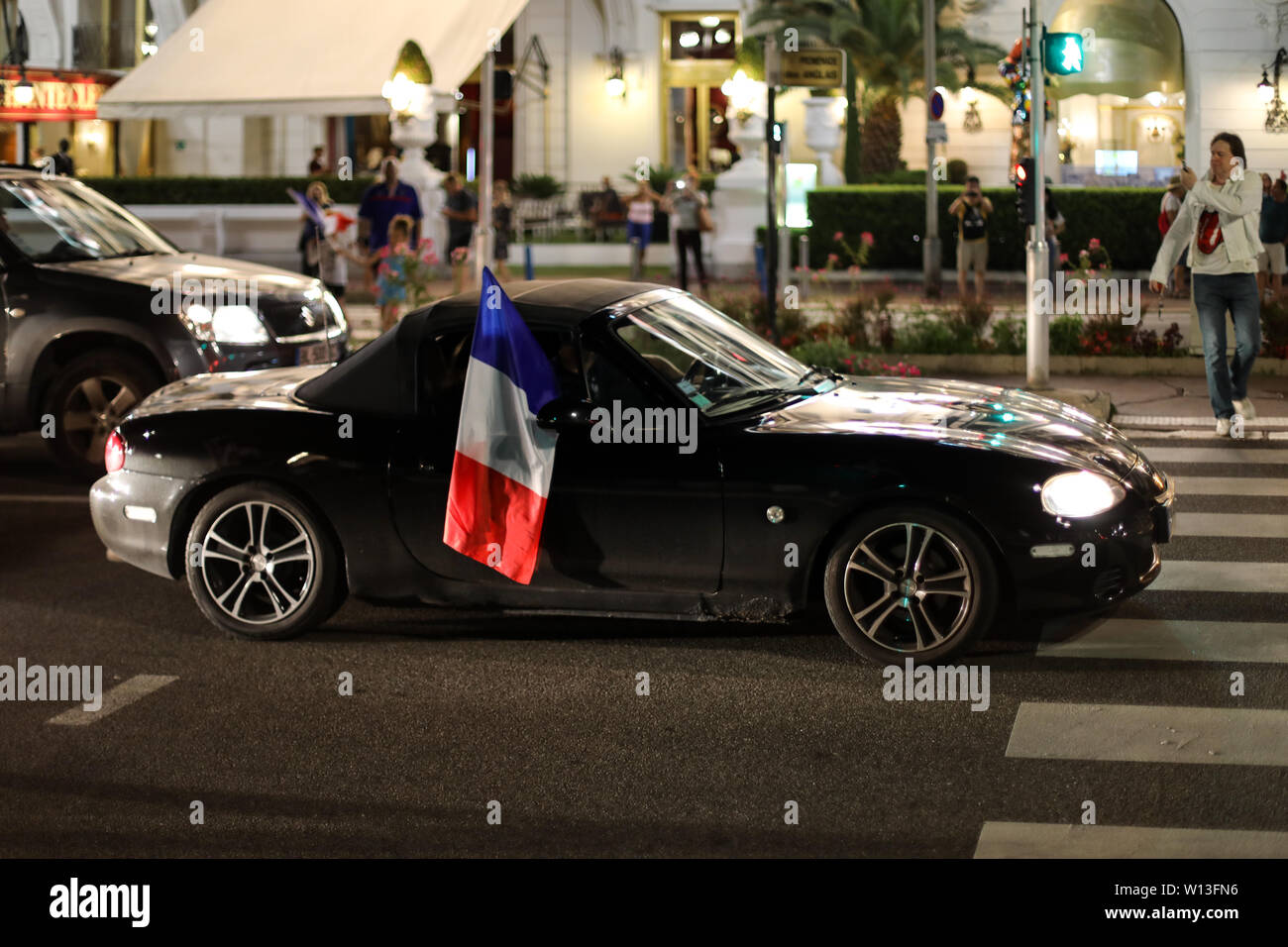 Die Menschen auf den Straßen von Nizza mit Trikolore flags nach Frankreich beat Belgien im FIFA WM-Halbfinale 10.7.2018 Stockfoto