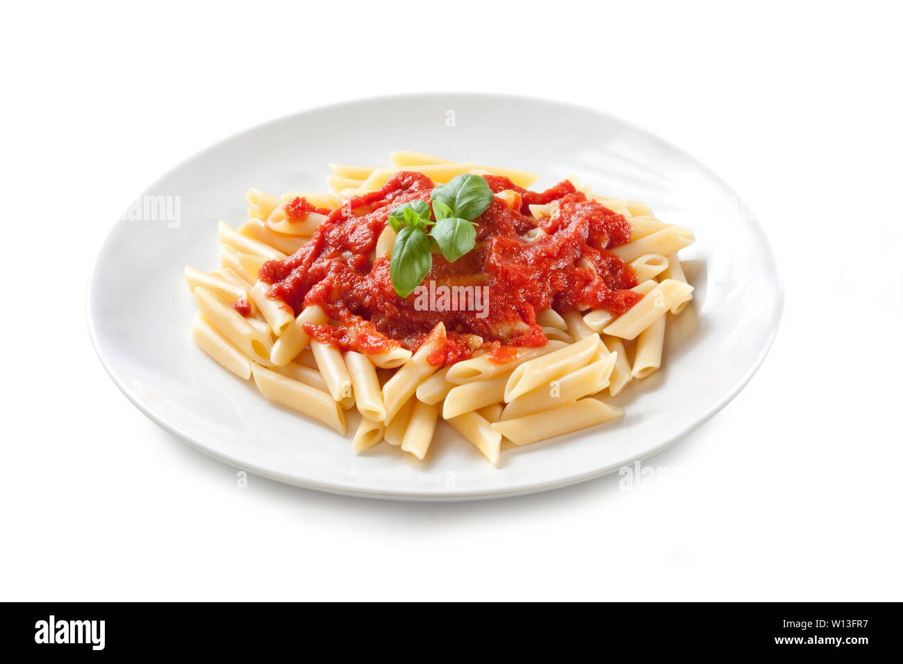 Nudeln - Penne mit Tomatensauce und Basilikum isoliert auf weißem  Hintergrund Stockfotografie - Alamy