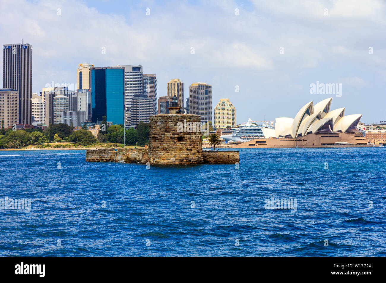 Sydney, Australien - 4. Januar 2014: Licht auf Fort Dennyson. Die Oper und das Geschäftsviertel sind hinter. Stockfoto