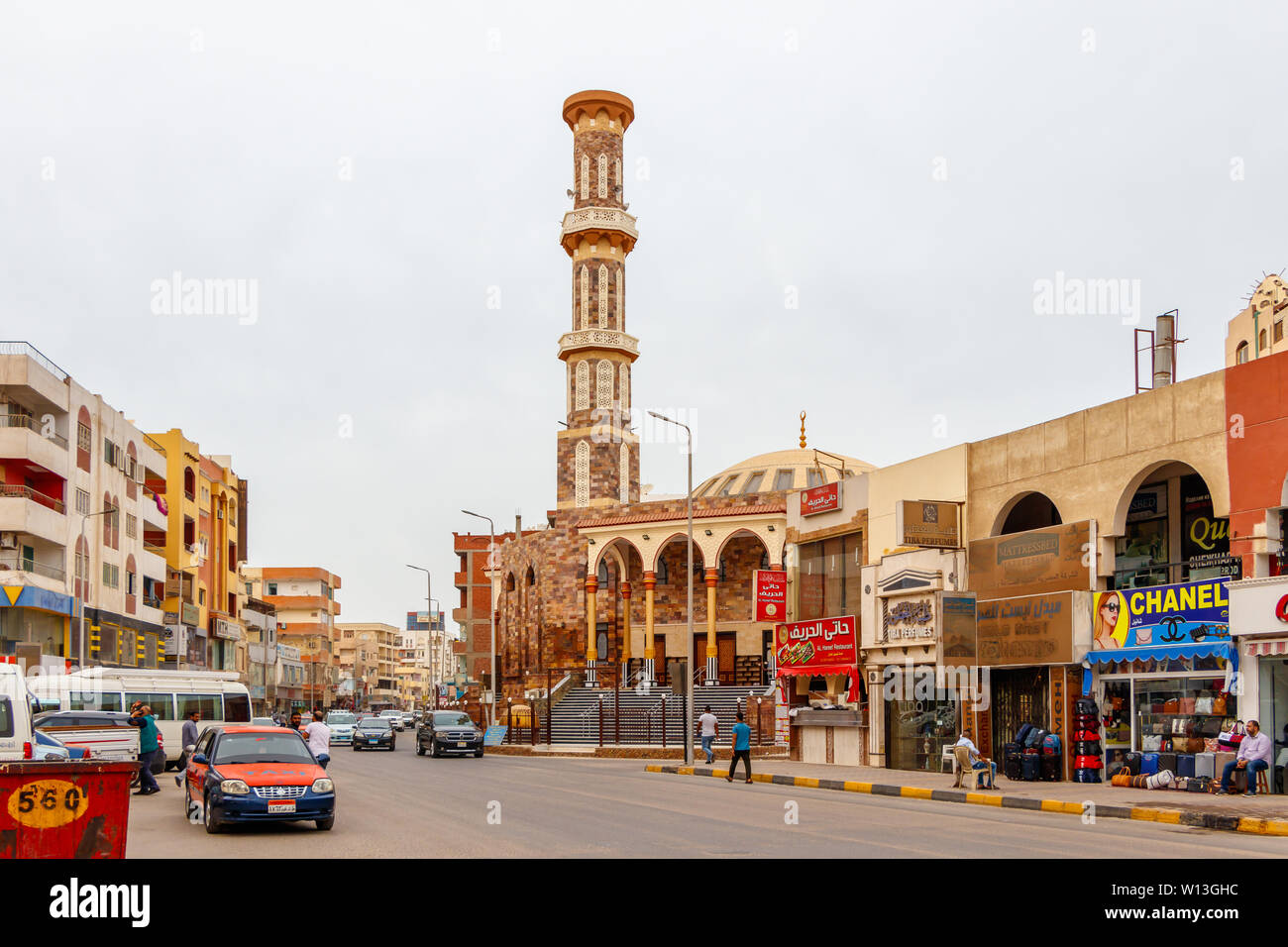 Hurghada, Ägypten bis zum 15. April 2019: Turm der Moschee in Hurghada, Ägypten Stockfoto