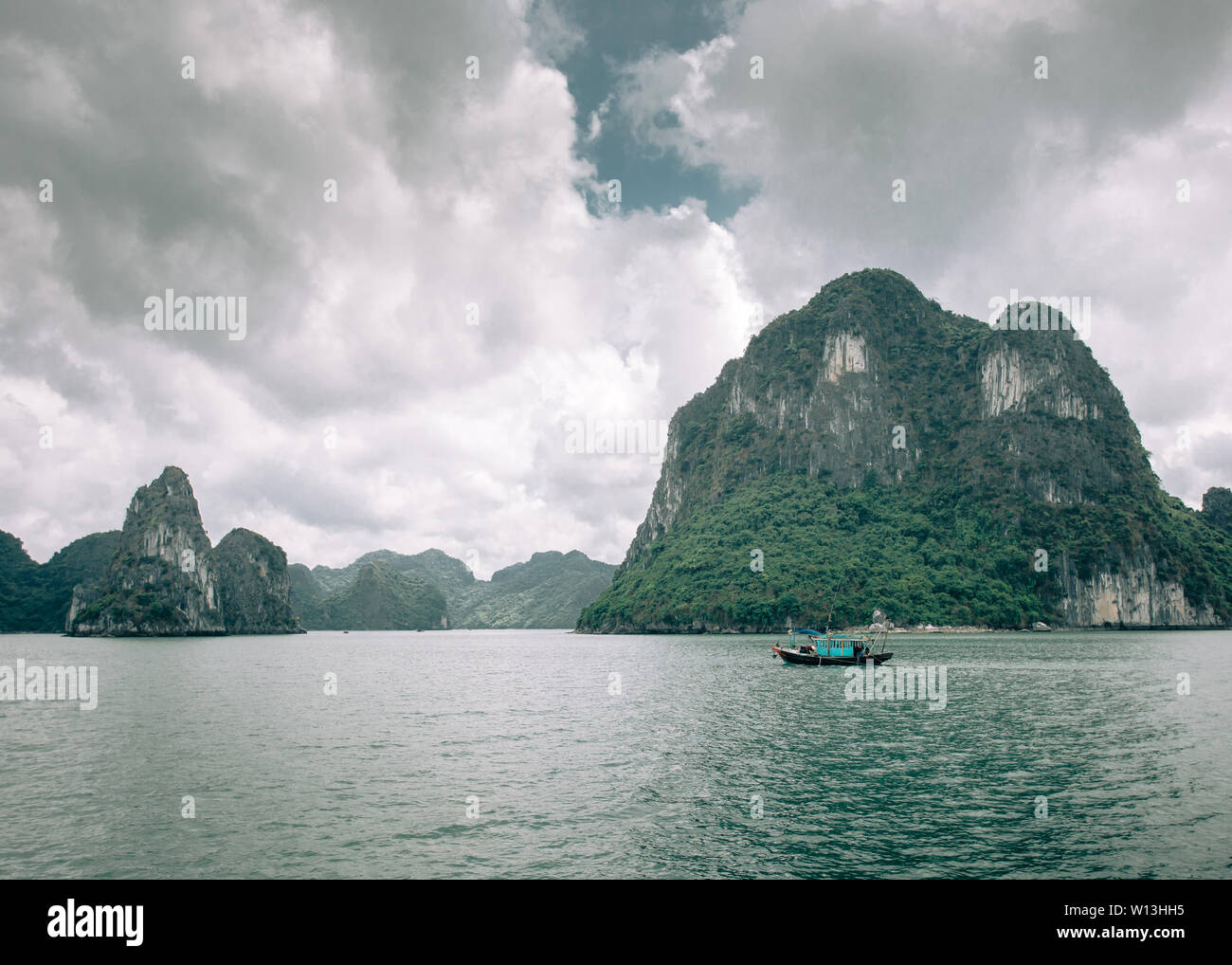 Ha Long Bay panorama Blick. Insel und Felsen im Meer mit Schiffen Kreuzfahrt um mit Touristen. Stockfoto