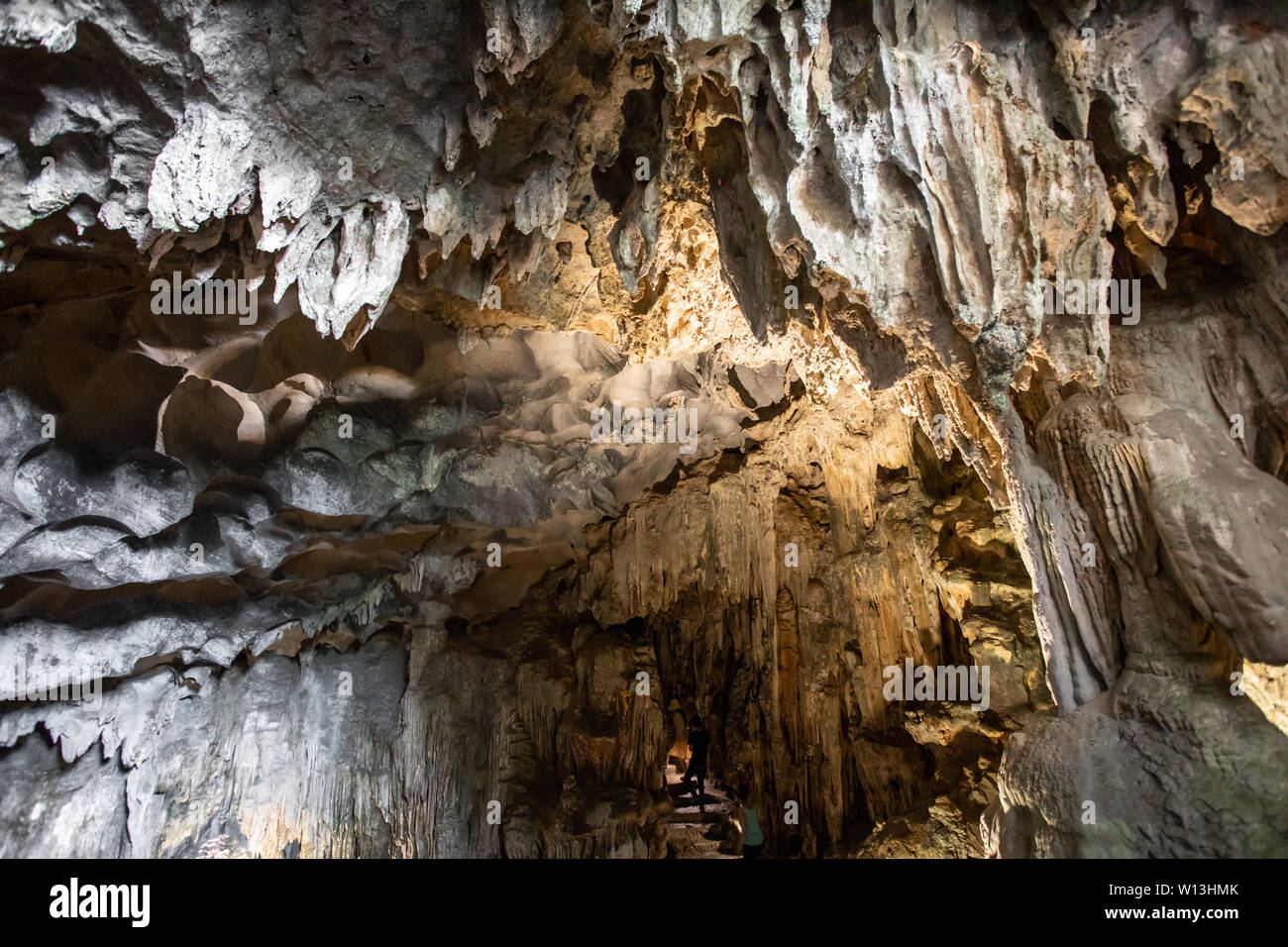 Schöne geologische Formation der Stalagmit in Sun Sot Höhle bei Ha Long Bay, Vietnam. Stockfoto