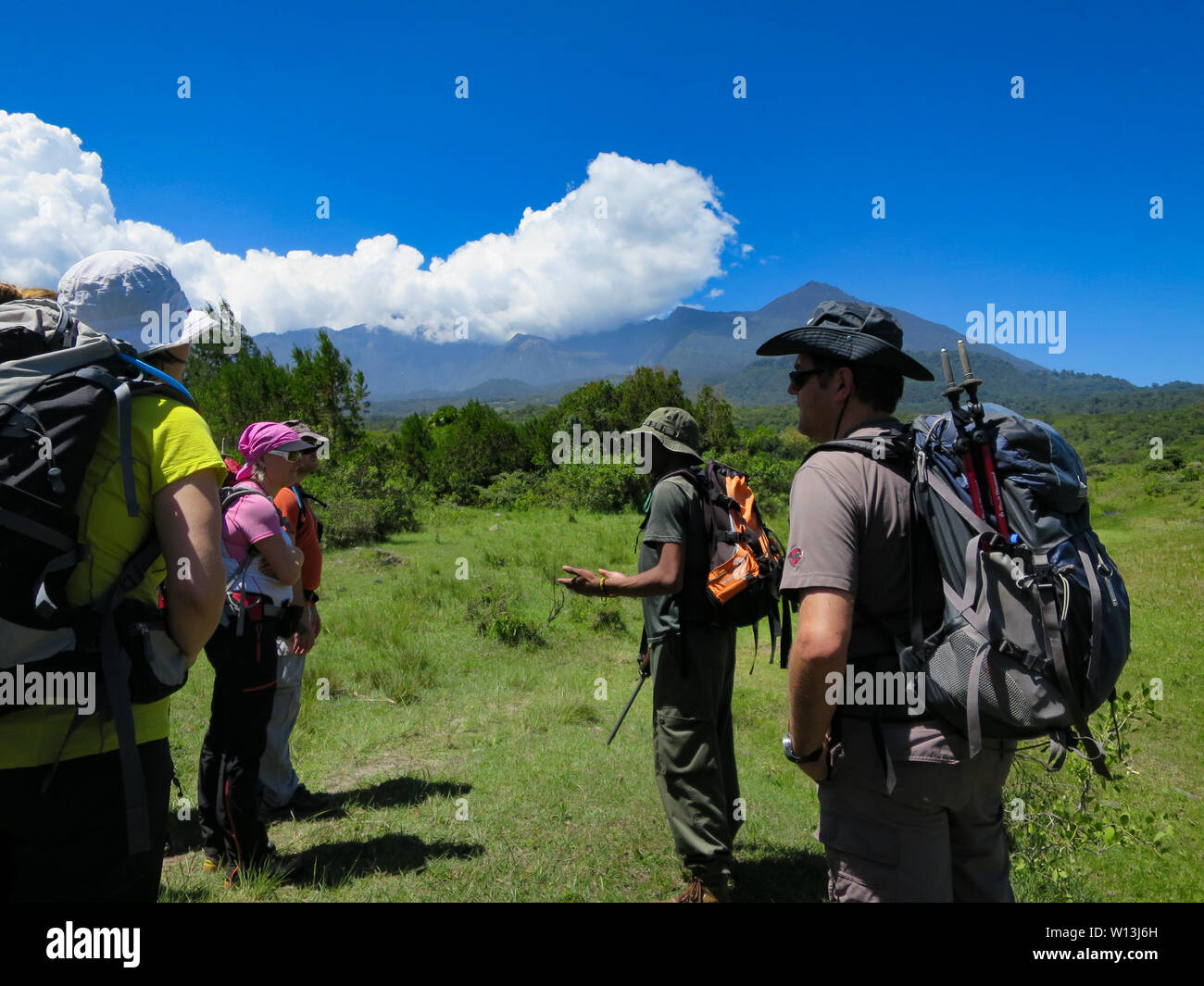 Arusha Nationalpark, Kilimanjaro Provinz/Tansania - 30. Dezember 2015: Ein bewaffneter National Park Ranger beauftragt europäischen Touristen über die Gefahren Stockfoto