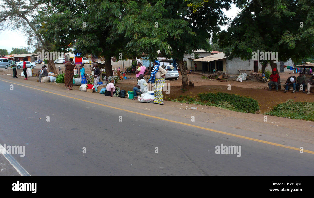 Moshi/Tansania, Kilimanjaro Provinz: 2. Januar 2016: lokale Leute Warten an der Bushaltestelle und Chat nach Aus der tägliche Markt in der Stadt cen Stockfoto