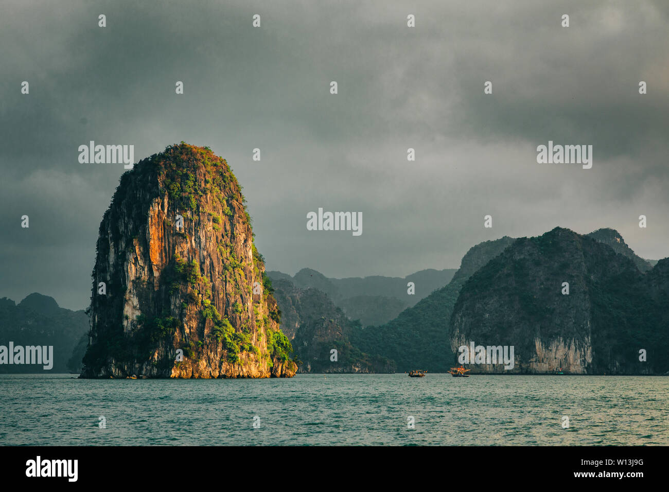 Ha Long Bay panorama Blick. Insel und Felsen im Meer mit Schiffen Kreuzfahrt um mit Touristen. Stockfoto