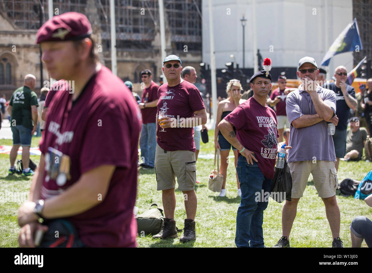 Ehemalige Paras Protest in London als ehemaliger britischer Soldat Gesichter Mordaufladungen über 1972 Shootings auf Bloody Sunday, Londonderry, Nordirland Stockfoto