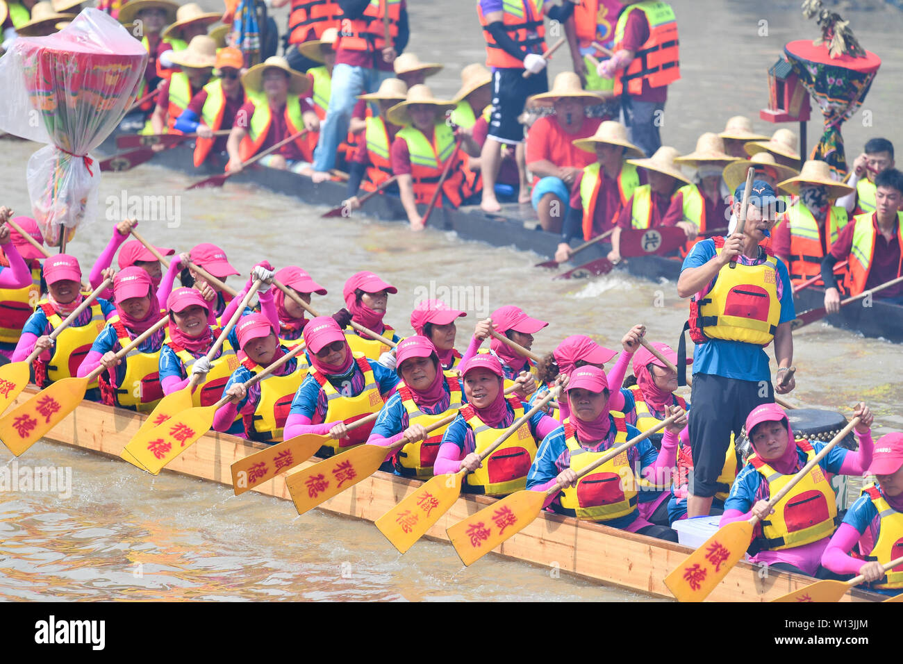 (190630) - Guangzhou, Juni 30, 2019 (Xinhua) - die Ruderer paddeln die Drachen Boote in Chebei, Guangzhou, Provinz Guangdong im Süden Chinas, 5. Juni 2019. Chebei ist ein altes Dorf mit einer Geschichte von mehr als 1.000 Jahren und über 200.000 Einwohner in Guangzhou, Provinz Guangdong im Süden Chinas. Die chebei Dorf Drachenboot wird als immaterielles Kulturerbe von Guangzhou aufgeführt. Die Dragon Boat Festival besteht aus vielen Schritten, die unversehrt erhalten geblieben ist. Am achten Tag des vierten Mondmonat, der Tag der Aufhebung Drachen, Drachen Boote in Chebei, die Co wurde Stockfoto