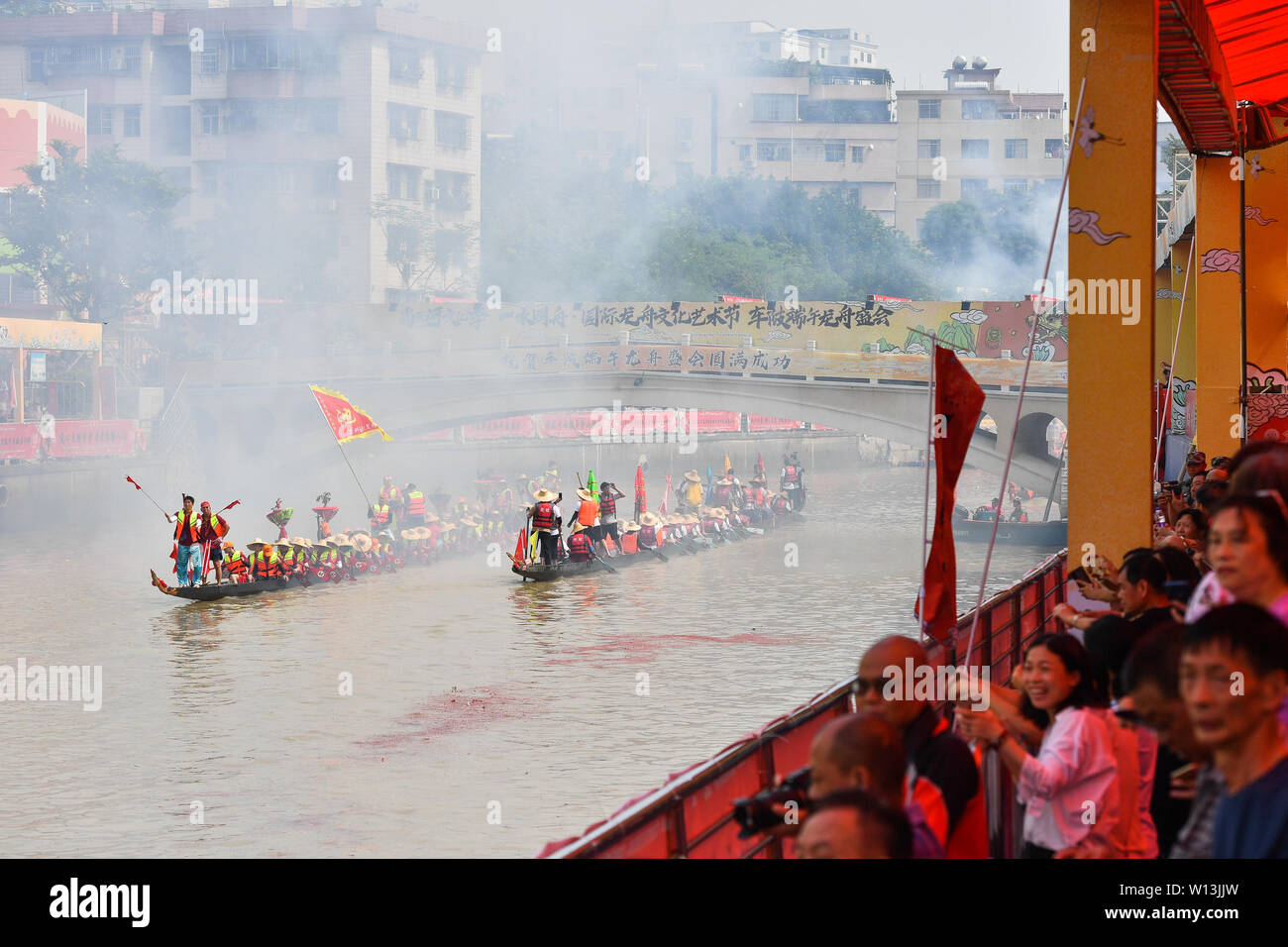 (190630) - Guangzhou, Juni 30, 2019 (Xinhua) - die Ruderer paddeln die Drachen Boote in Chebei, Guangzhou, Provinz Guangdong im Süden Chinas, 5. Juni 2019. Chebei ist ein altes Dorf mit einer Geschichte von mehr als 1.000 Jahren und über 200.000 Einwohner in Guangzhou, Provinz Guangdong im Süden Chinas. Die chebei Dorf Drachenboot wird als immaterielles Kulturerbe von Guangzhou aufgeführt. Die Dragon Boat Festival besteht aus vielen Schritten, die unversehrt erhalten geblieben ist. Am achten Tag des vierten Mondmonat, der Tag der Aufhebung Drachen, Drachen Boote in Chebei, die Co wurde Stockfoto