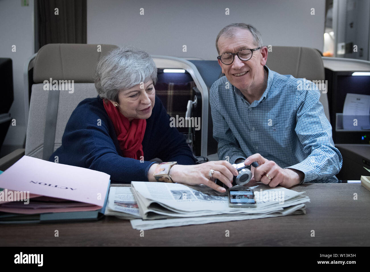 Premierminister Theresa May sieht auf Fotos des G20-Gipfels von ihrem Ehemann getroffen, Philip, wie sie von der Konferenz der Regierungschefs der Welt in Osaka, Japan fliegen. Stockfoto