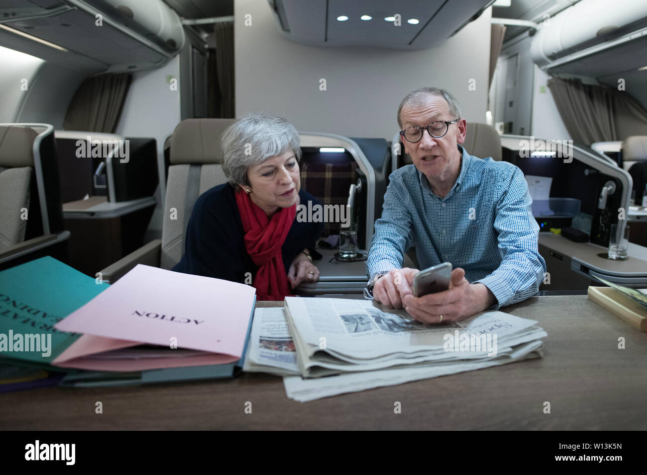 Premierminister Theresa May sieht auf Fotos des G20-Gipfels von ihrem Ehemann getroffen, Philip, wie sie von der Konferenz der Regierungschefs der Welt in Osaka, Japan fliegen. Stockfoto