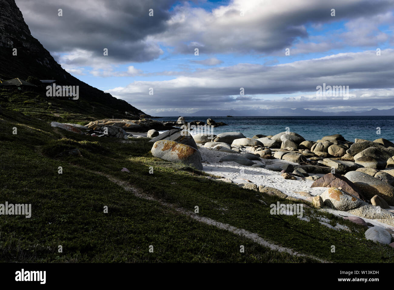 Der Smitswinkel Bay Shoreline auf Südafrika der False Bay Küste, in der Nähe der Stadt Kapstadt im Winter Stockfoto