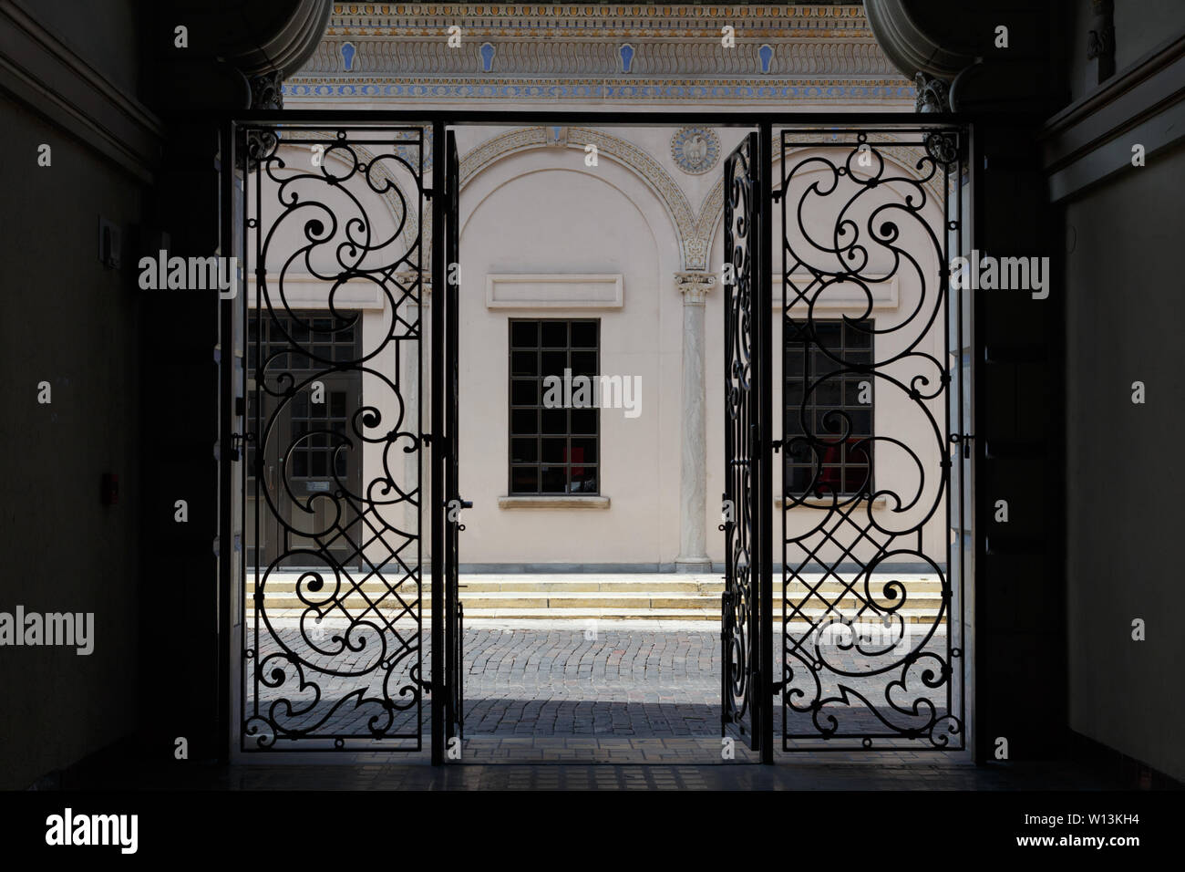 Am Ende des dunklen Flur in Sankt Petersburg Blick aus dem maurisch inspirierten Tor und spanischen kolonialen Gebäude Fassade, Florida, USA. Stockfoto